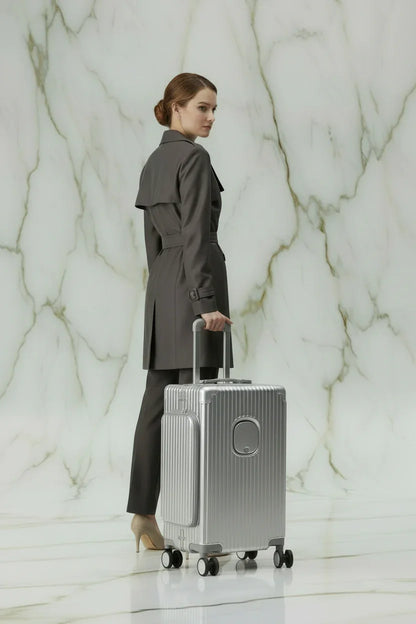 امرأة بمعطف رمادي - فضي