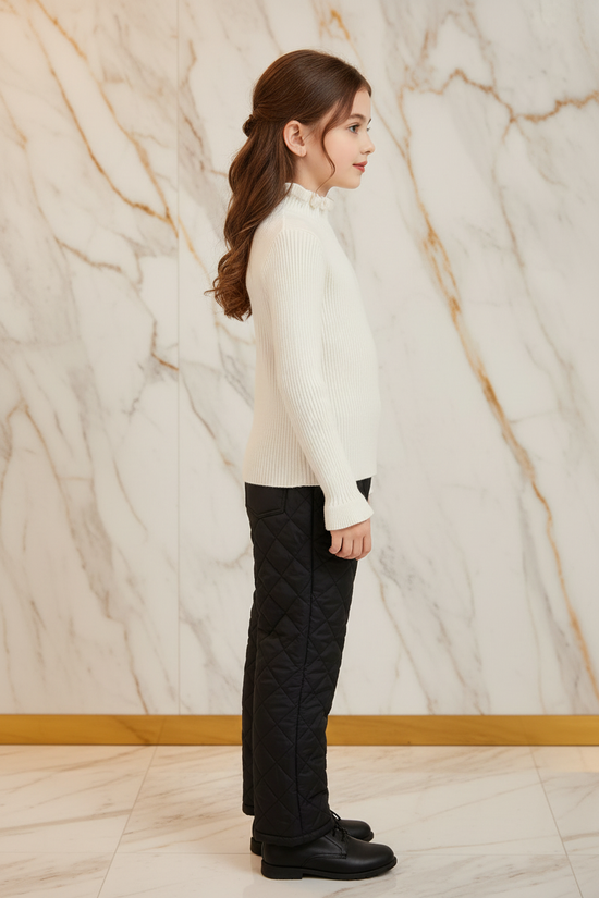 سويتر أبيض فروي مع بنطال أسود - جانبي أيمن