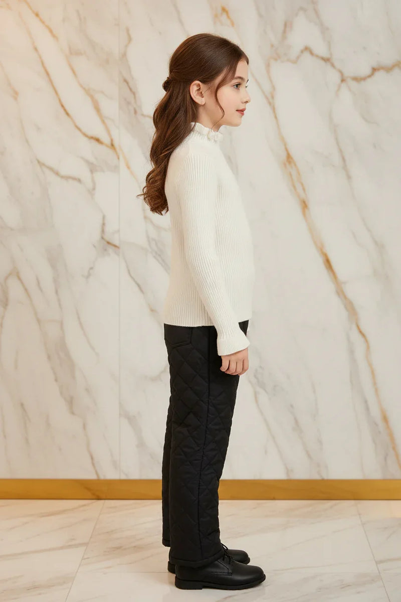 سويتر أبيض فروي مع بنطال أسود - جانبي أيمن