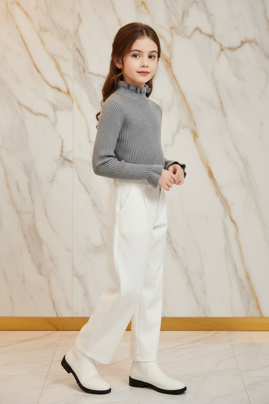 سويتر رمادي مع بنطال أبيض - زاوية يسار