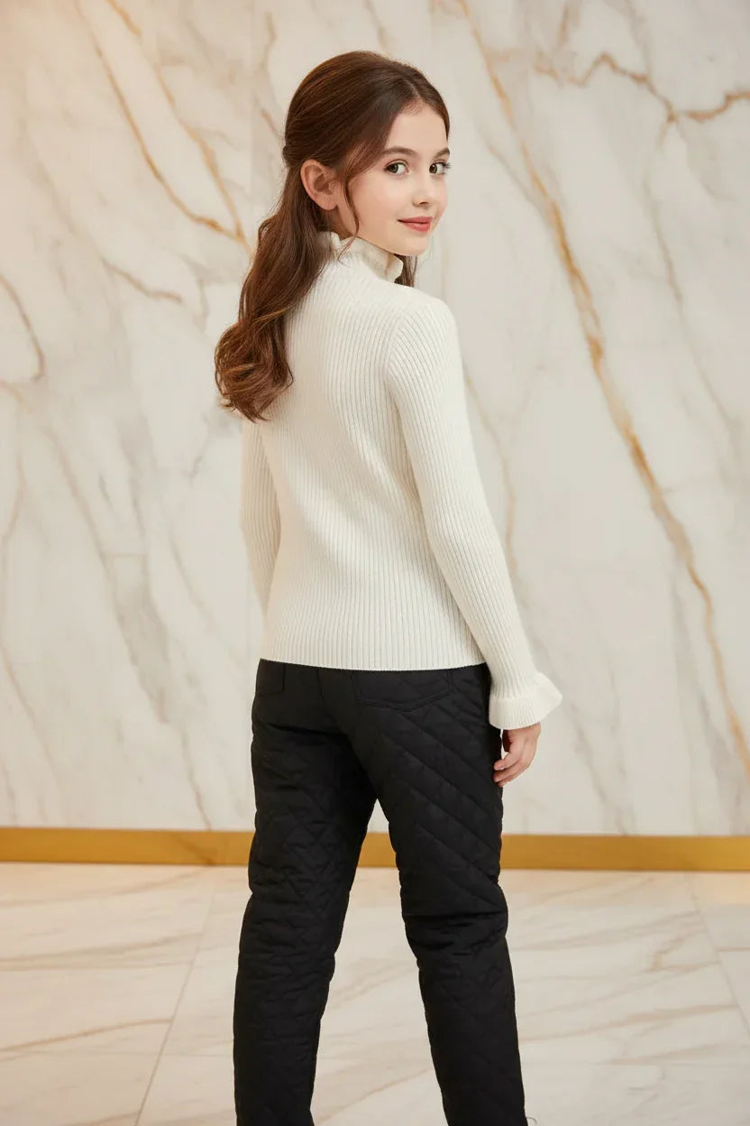 سويتر أبيض مع بنطال أسود - خلفي