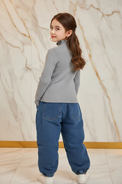 سويتر رمادي مبطن مع بنطال جينز - خلفي