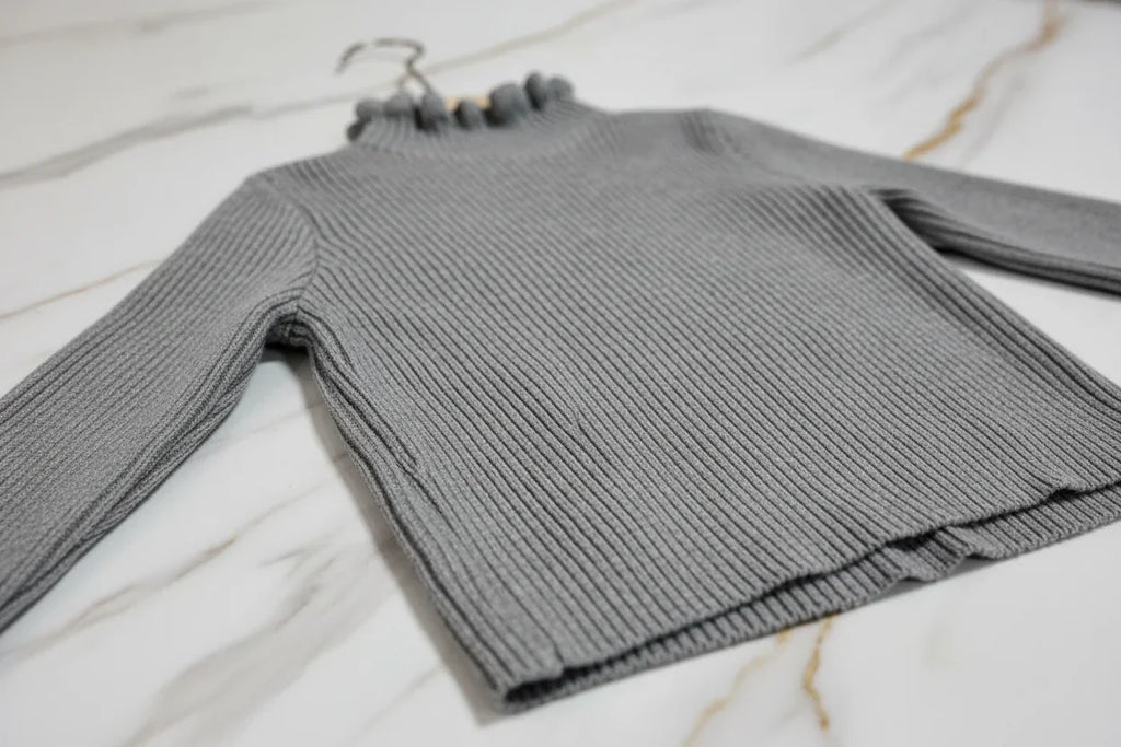 سويتر رمادي - تفاصيل النسيج