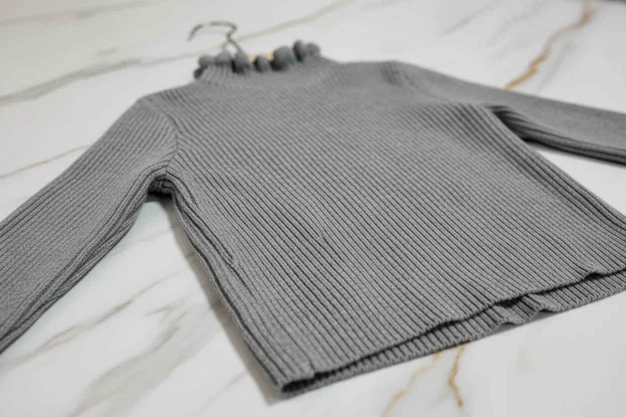 سويتر رمادي - تفاصيل النسيج