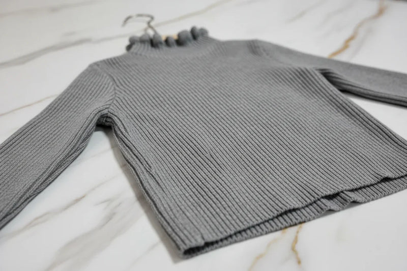 سويتر رمادي - تفاصيل النسيج
