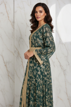 لقطة من الخلف مع النظر للكاميرا