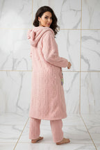 لقطة من الخلف مع النظر للكاميرا