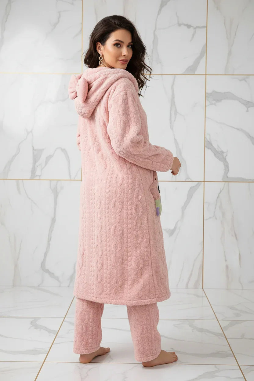 لقطة من الخلف مع النظر للكاميرا