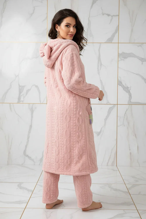 لقطة من الخلف مع النظر للكاميرا