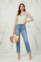 جينز فاخر - يد على الخصر