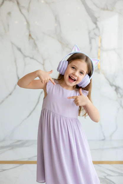 طفلة ترتدي السماعة البنفسجية