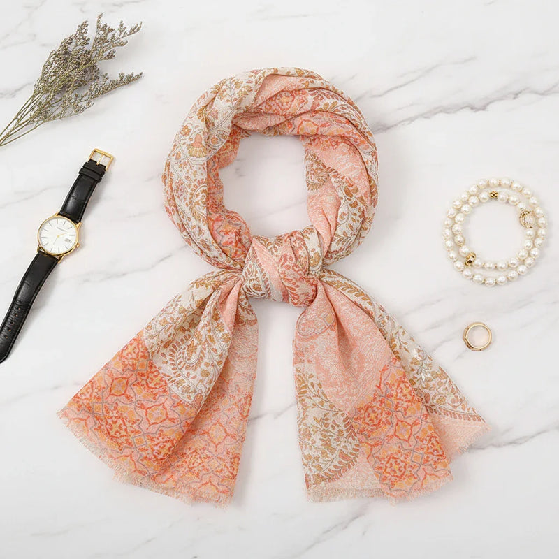 الشال مربوط بعقدة أنيقة