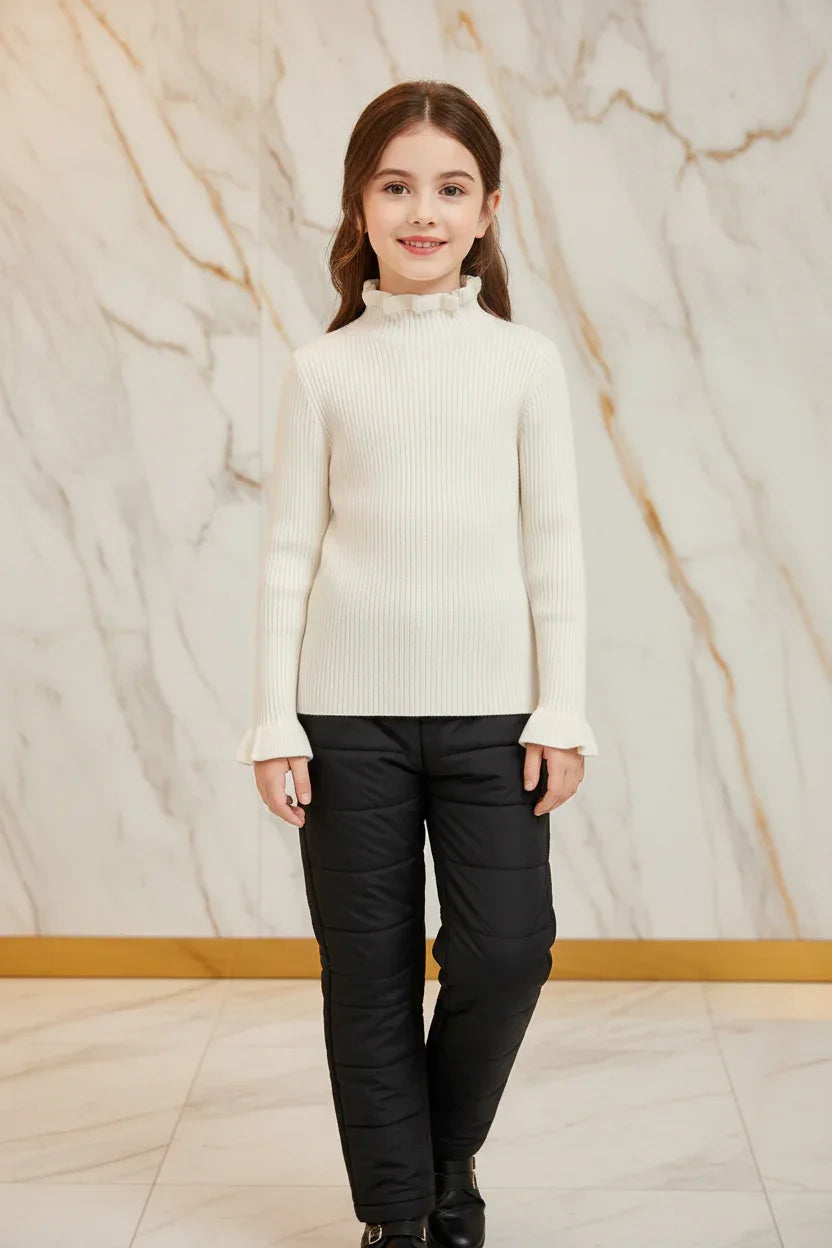 سويتر أبيض مع بنطال أسود - أمامي