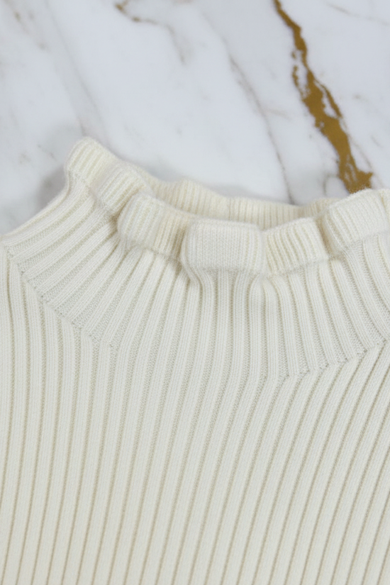 سويتر كريمي - تفاصيل الياقة