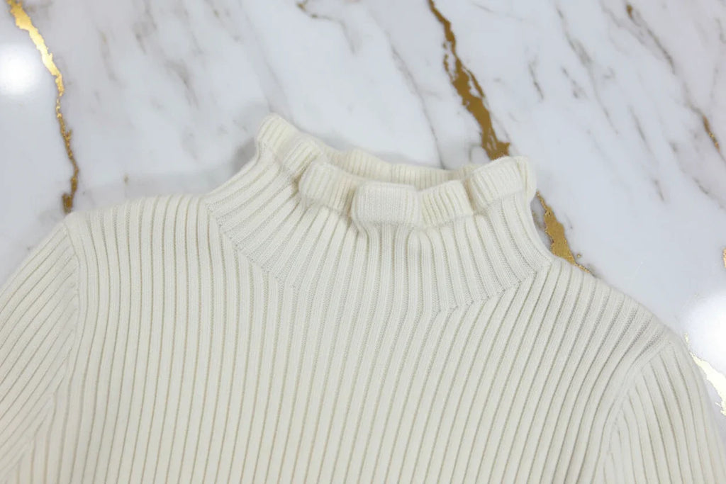 سويتر كريمي - تفاصيل الياقة