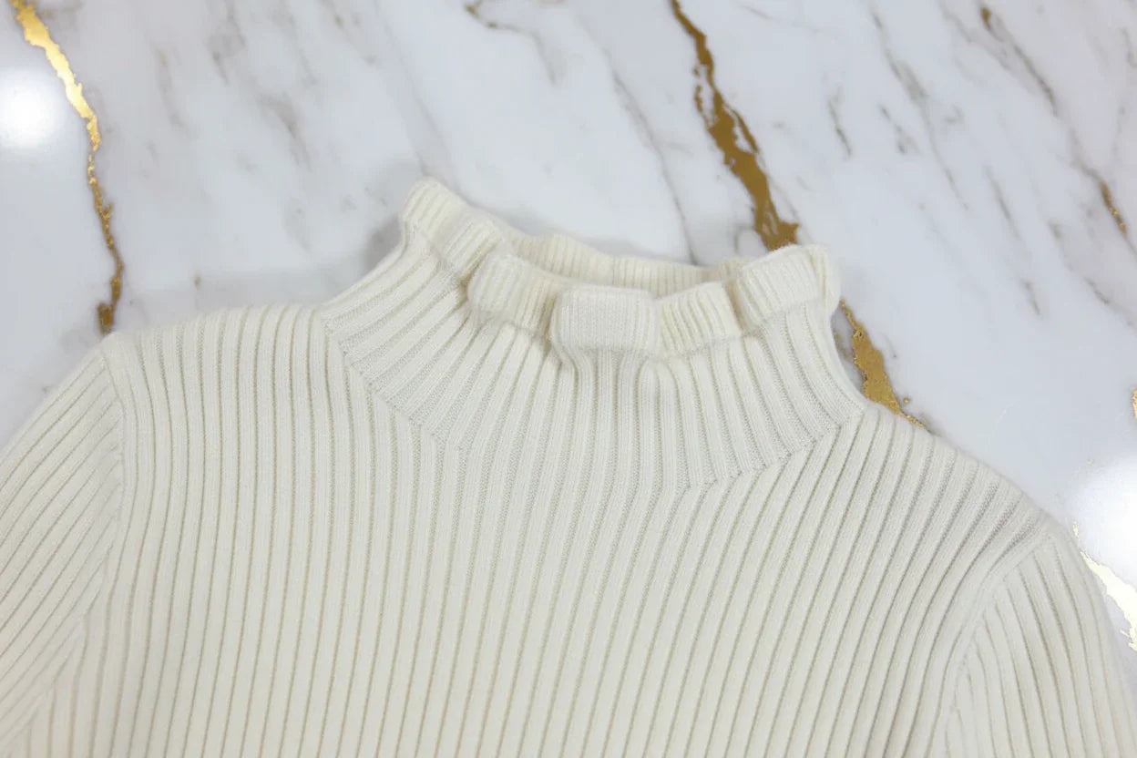 سويتر كريمي - تفاصيل الياقة