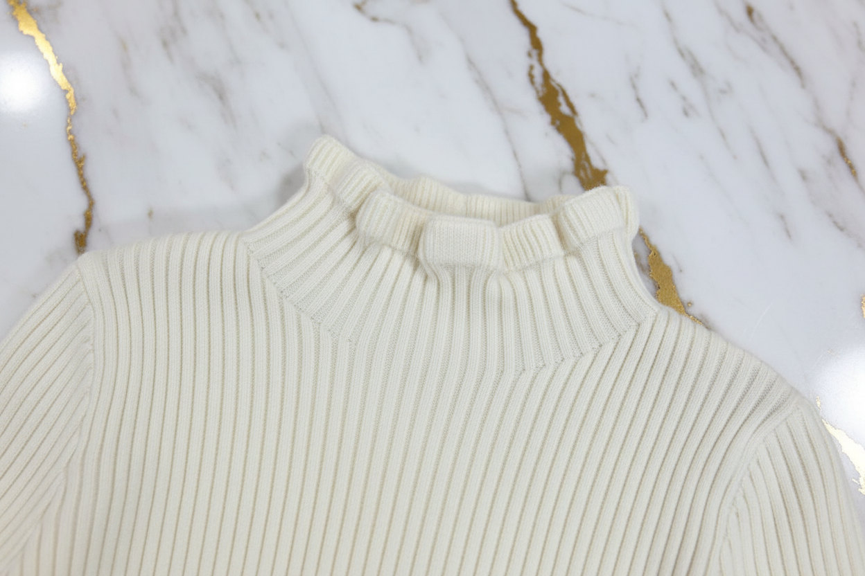 سويتر كريمي - تفاصيل الياقة