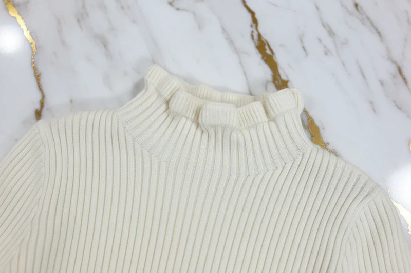 سويتر كريمي - تفاصيل الياقة