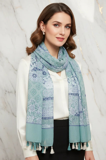 الشال مُلقى على الأكتاف