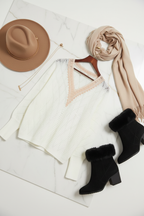 السويتر الأبيض مع الإكسسوارات - تكوين فني