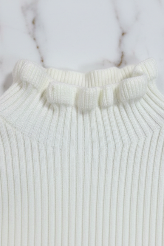 سويتر أبيض - تفاصيل الياقة