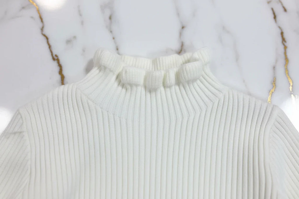 سويتر أبيض - تفاصيل الياقة