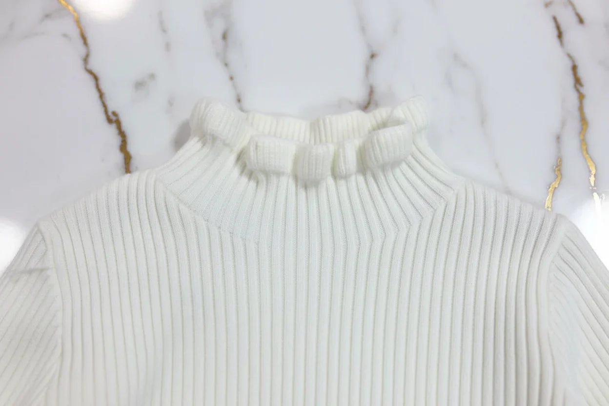 سويتر أبيض - تفاصيل الياقة