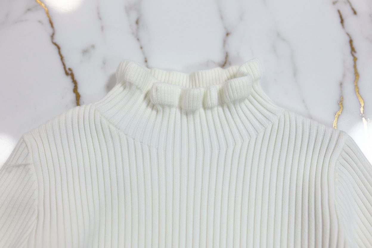 سويتر أبيض - تفاصيل الياقة