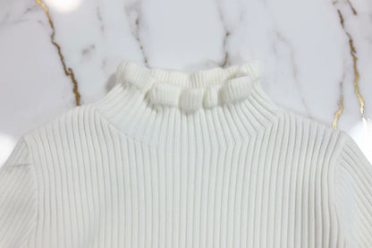 سويتر أبيض - تفاصيل الياقة