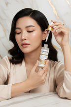 امرأة تمسك المنتج بالقرب من وجهها