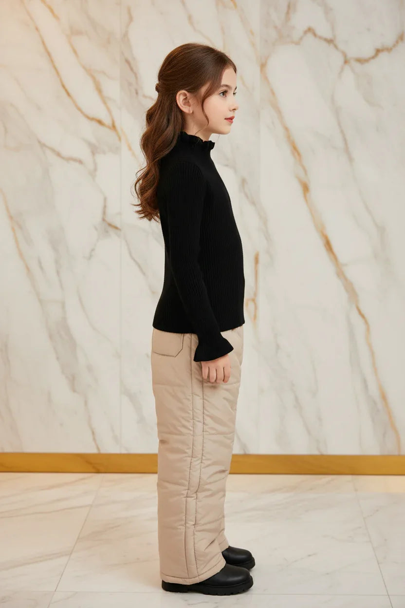 سويتر أسود مع بنطال بيج - جانبي أيسر