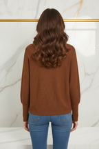 العارضة بالسويتر البني - خلفي