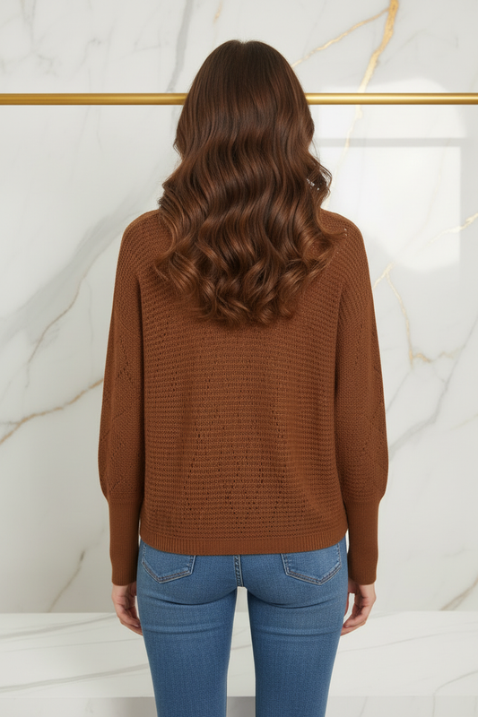 العارضة بالسويتر البني - خلفي