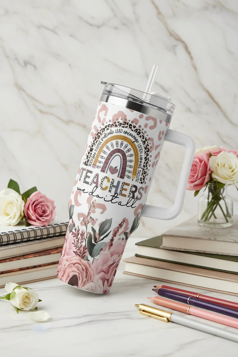 لقطة قطرية للكوب مع إكسسوارات