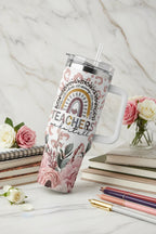 لقطة قطرية للكوب مع إكسسوارات