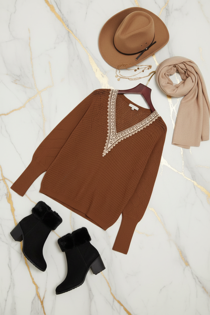 السويتر البني مع الإكسسوارات - تكوين فني
