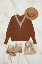 السويتر البني مع إكسسوارات بيج - أمامي