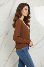 العارضة بالسويتر البني - جانب أيمن