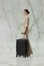 امرأة بزي بيج مع الحقيبة السوداء