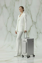 امرأة بزي أبيض - فضي