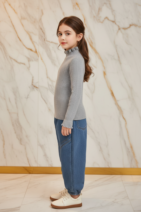 سويتر رمادي مبطن مع بنطال جينز - جانبي أيمن