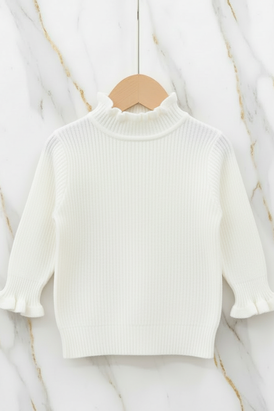 سويتر أبيض - معلق على شماعة