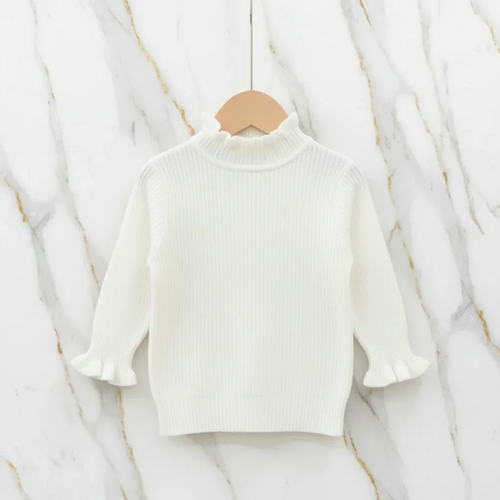 سويتر أبيض - معلق على شماعة