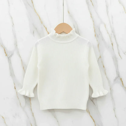 سويتر أبيض - معلق على شماعة