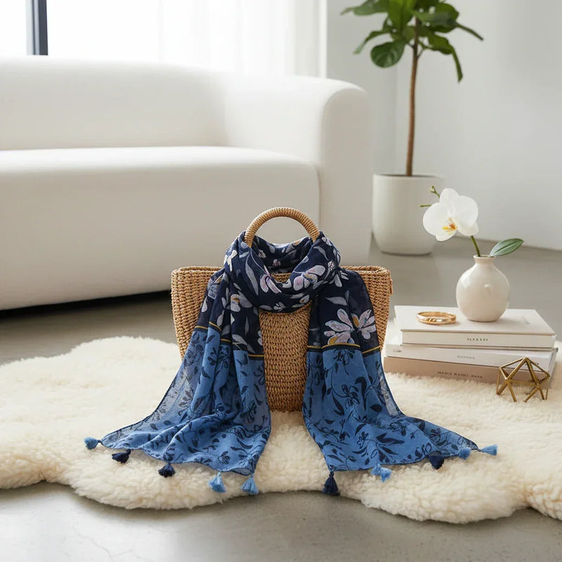 وشاح منسدل على حقيبة