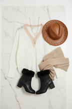 السويتر الأبيض مع الإكسسوارات - أمامي