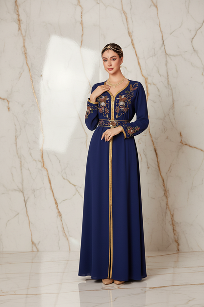 وقفة تظهر تفاصيل التطريز