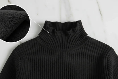 سويتر أسود مبطن - تفاصيل الياقة والفرو