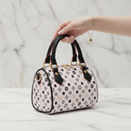 الحقيبة - منظر ثلاثي أمامي