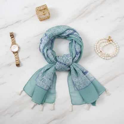 الشال مربوط بعقدة أنيقة